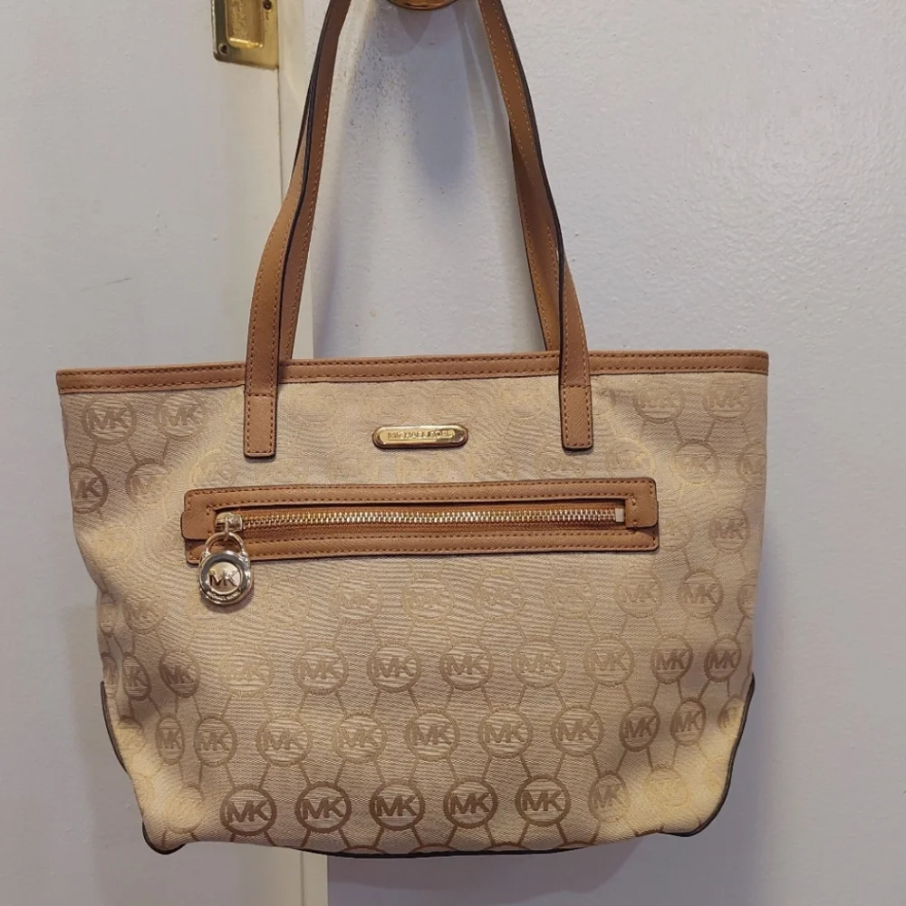 MICHAEL KORS Kempton Signature Circle Monogram Fabric and Leather Tote Bag